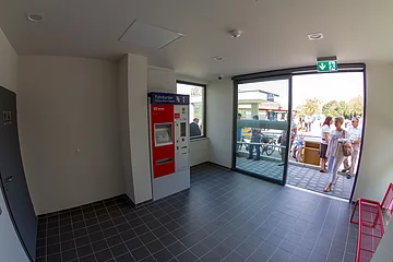 Bahnhof Otting-Weilheim - Fahrkartenautomat in der Wartehalle