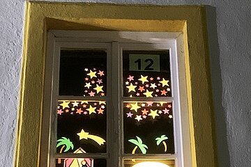 12 Adventskalender-Fenster 2024 - Pfarr- und Stadtbücherei