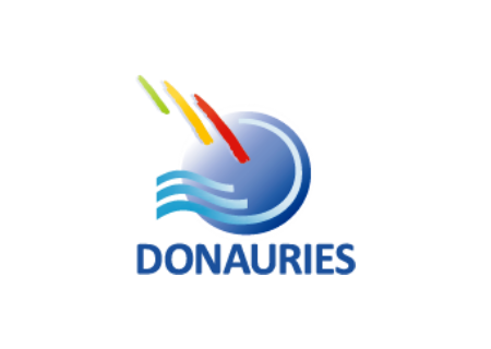 Logo DONAURIES Logo vom Landkreis Donau-Ries: ein blauer Kreis, mit drei farbigen Linien und drei blauen Wellen darin. Darunter der Text "DONAURIES".