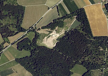Luftbild Deponie Luftaufnahme der Deponie Monheim: Landschaft mit Feldern, Wäldern und einem unbebauten Gebiet in der Mitte.