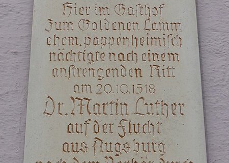 Gedenktafel Dr. Martin Luther in Monheim Gedenktafel mit Inschrift über Dr. Martin Luthers Aufenthalt in Monheim, im Gasthof "Zum Goldenen Lamm" am 20.10.1518. Angebracht am gleichnamigen Gasthof in Monheim.