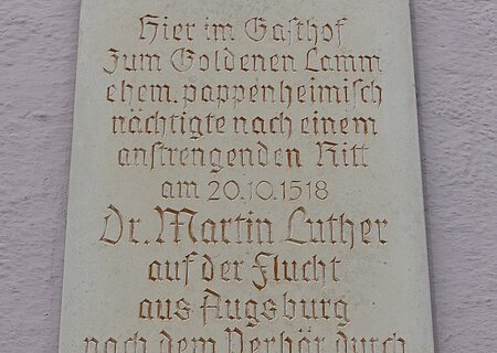 Gedenktafel Dr. Martin Luther in Monheim Gedenktafel mit Inschrift über Dr. Martin Luthers Aufenthalt in Monheim, im Gasthof "Zum Goldenen Lamm" am 20.10.1518. Angebracht am gleichnamigen Gasthof in Monheim.