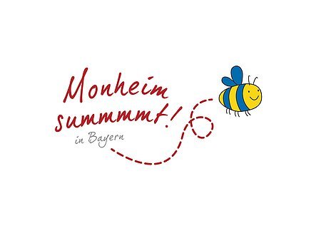 "Monheim summt!" - Partner des Netzwerks "Deutschland summt!" Logo vom Partner des Netzwerks "Deutschland summt!", nämlich "Monheim summt! in Bayern" mit dem gleichnamigen Schriftzug und einer lächelnden gezeichneten blau-gelben Biene. Rechts davon eine gestrichelte Fluglinie der Biene vom Schriftzug hin zu ihr.