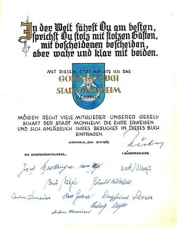 Das Goldene Buch der Stadt Monheim beginnt am 10. Januar 1969 Erster Eintrag im Goldenen Buch der Stadt Monheim: Oben ein Zitat, darunter das Wappen der Stadt Monheim in blau. Darunter ein weiterer Text, datiert mit 10.11.1969, mit etlichen Unterschriften darunter.