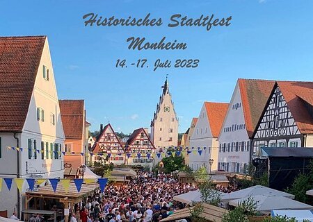 Fotobuch Historisches Stadtfest 2023 Foto des Fotobuchs der Stadt Monheim vom historischen Stadtfest in Monheim, auf der Titelseite des Fotobuch ist eine Menschenmenge zu sehen umgeben von Fachwerkhäusern Ständen und Dekorationen.