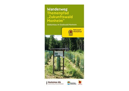 Wanderweg "Themenpfad Zukunftswald Monheim" Titelbild eines Prospekts zum Wanderweg im Monheimer Stadtwald, mit dem Text "Themenpfad Zukunftswald Monheim". Darunter der Text "Waldumbau im Stadtwald Monheim". Mit Logos vom Naturpark Altmühltal, der Monheimer Alb, dem Ferienland und dem Geopark Ries.