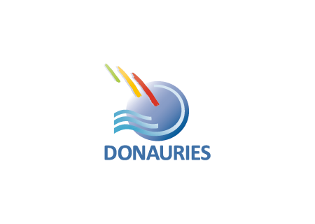 DONAURIES Logo Logo des Landkreises Donau-Ries: ein blauer Kreis mit drei stilisierten blauen Wellen und drei farbigen Linien darüber. Darunter der Schriftzug „DONAURIES“ in Großbuchstaben.