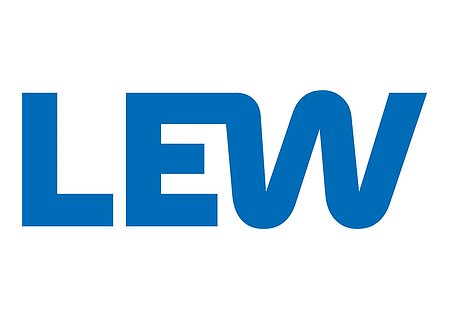 LEW Logo Logo der Lechwerke: drei Großbuchstaben L, E und W in blauer Farbe auf weißem Hintergrund.