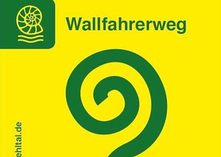 Wallfahrerweg Leuchtend gelbes Wallfahrerweg-Schild: darauf mittig ein grünes Spiralsymbol mit Schrift „Wallfahrerweg“ oberhalb. Links daneben das Symbol eines Schneckenfossils. Vom unteren Eck links vertikal hoch die Nennung der Website "www.naturpark-altmuehltal.de"