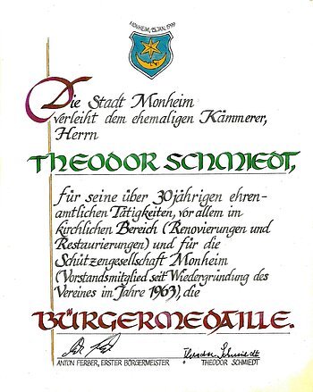 Theodor Schmiedt Bürgermedaille Verleihung am 15. Januar 1999 Urkunde der Stadt Monheim vom 15. Januar 1999 für Theodor Schmiedt mit Verleihung der Bürgermedaille, mit Unterschriften und dem Wappen der Stadt Monheim.