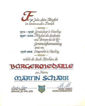 Martin Scharr Bürgermedaille Verleihung am 30. April 2002 Urkunde für 30 Jahre kommunale Tätigkeit, Verleihung der Bürgermedaille an Martin Scharr, Monheim im Jahr 2002.