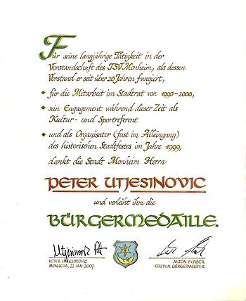 Peter Utjesinovic Bürgermedaille Verleihung am 22. Mai 2007 Urkunde der Stadt Monheim zur Verleihung der Bürgermedaille an Peter Utjesinovic, datiert am 22. Mai 2007.