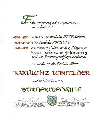 Karlheinz Leinfelder Bürgermedaille Verleihung am 17. Januar 2018 Urkunde der Stadt Monheim für Karlheinz Leinfelder zur Verleihung der Bürgermedaille 2018 mit Tätigkeitsangaben, Unterschriften und dem Wappen der Stadt Monheim.