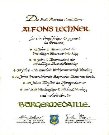Alfons Lechner Bürgermedaille Verleihung am 17. Januar 2024 Urkunde der Stadt Monheim für Alfons Lechner für langjähriges Engagement im Ehrenamt mit Aufzählung der Tätigkeiten und Verleihung der Bürgermedaille, darunter zwei Unterschriften und ein Wappen der Stadt Monheim. Datiert 17. Januar 2024.