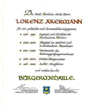 Lorenz Akermann Bürgermedaille Verleihung am 17. Januar 2024 Urkunde der Stadt Monheim für Lorenz Akermann mit mit Aufzählung der Tätigkeiten und Verleihung der Bürgermedaille, darunter zwei Unterschriften und ein Wappen der Stadt Monheim. Datiert 17. Januar 2024.
