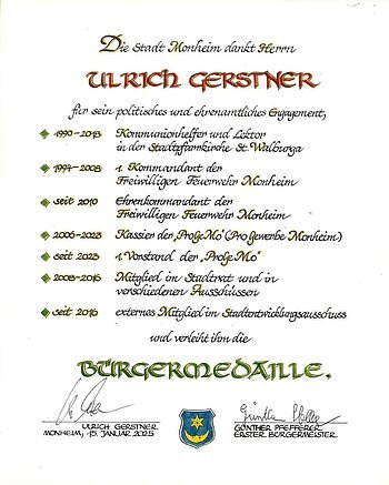 Ulrich Gerstner Bürgermedaille Verleihung am 15. Januar 2025 Urkunde der Stadt Monheim für Ulrich Gerstner mit Auflistung seines politisches und ehrenamtlichen Engagements und Verleihung der Bürgermedaille, darunter zwei Unterschriften und ein Wappen der Stadt Monheim. Datiert 15. Januar 2025.