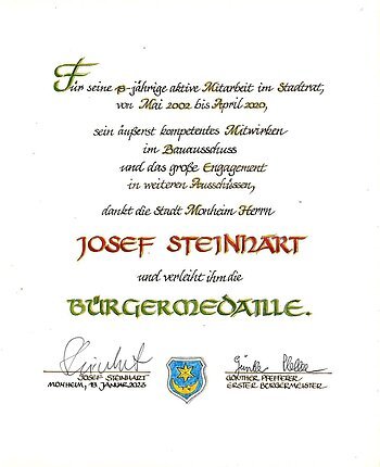 Josef Steinhart Bürgermedaille Verleihung am 18. Januar 2023 Urkunde der Stadt Monheim für Josef Steinhart mit Aufzählung der Tätigkeiten und zur Verleihung der Bürgermedaille, darunter zwei Unterschriften und ein Wappen der Stadt Monheim. Datiert 18. Januar 2023.