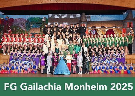 FG Gailachia Monheim 2025 Gruppenbild Gruppenfoto von FG Gailachia Monheim 2025 mit vielen Personen in bunten Kostümen auf einer Bühne vor einem Bühnenbild.