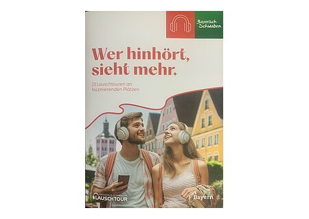 Broschüre Lauschtouren Allgäu/Bayerisch-Schwaben Titelblatt der Broschüre "Wer hinhört, sieht mehr" zu Lauschtouren vom Tourismusverband Allgäu/Bayerisch-Schwaben e.V.. Auf dem Foto zwei junge Personen mit hellen Kopfhörern und Rucksäcken vor bunten Häusern in einer Stadt in Bayern. Auf dem Foto der Text "23 Lauschtouren an faszinierenden Plätzen".