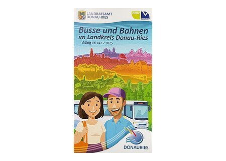 Neuer Fahrplan Busse und Bahnen 2026 Titelblatt des neuen Fahrplans für "Busse und Bahnen im Landkreis Donau-Ries", die alle aktuellen Bus- und Bahnfahrpläne im Landreis Donau-Ries beinhalten. Gültig ab 14.12.2025 Auf dem Titelblatt ist eine Zeichnung von zwei Personen vor Bus und farbigen Landschaften.