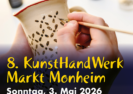 8. KunstHandWerkMarkt Monheim 03.05.2026 Hände bemalen eine Keramiktasse mit Text KunstHandWerkMarkt Monheim am 3. Mai 2026 von 11 bis 17 Uhr und Infos zum Rahmenprogramm
